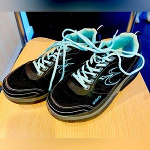 gDefy Super-support Walking Shoes